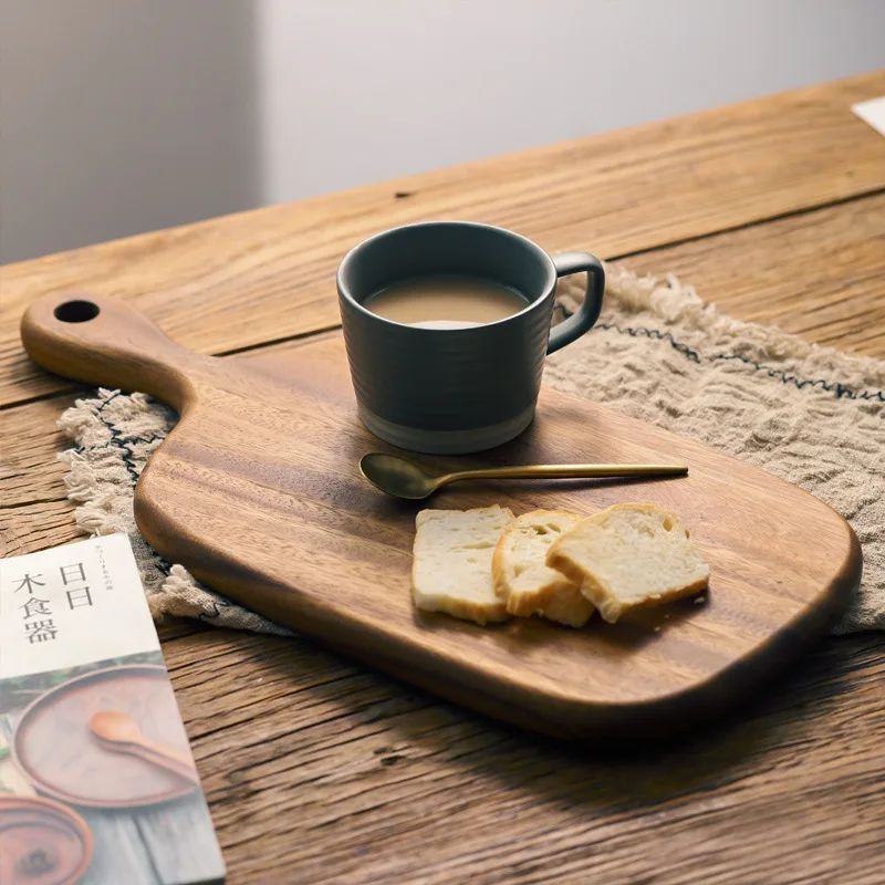 planche-a-decouper-bois-sert-de-plateau