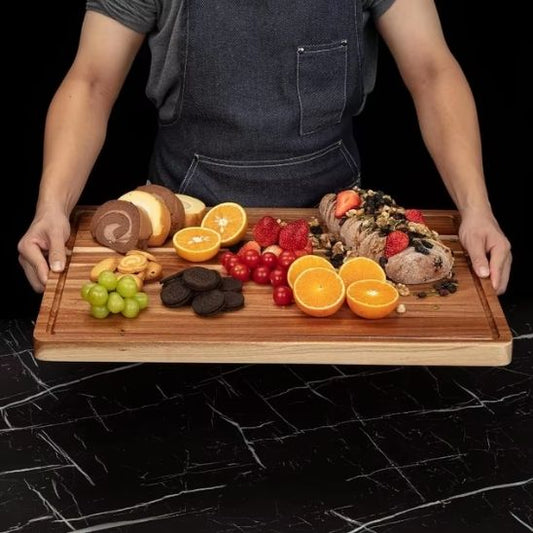 planche-a-decouper-en-bois-avec-rainure-ergonomique
