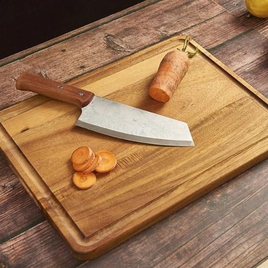 planche-a-decouper-en-bois-avec-rainure-surface-genereuse